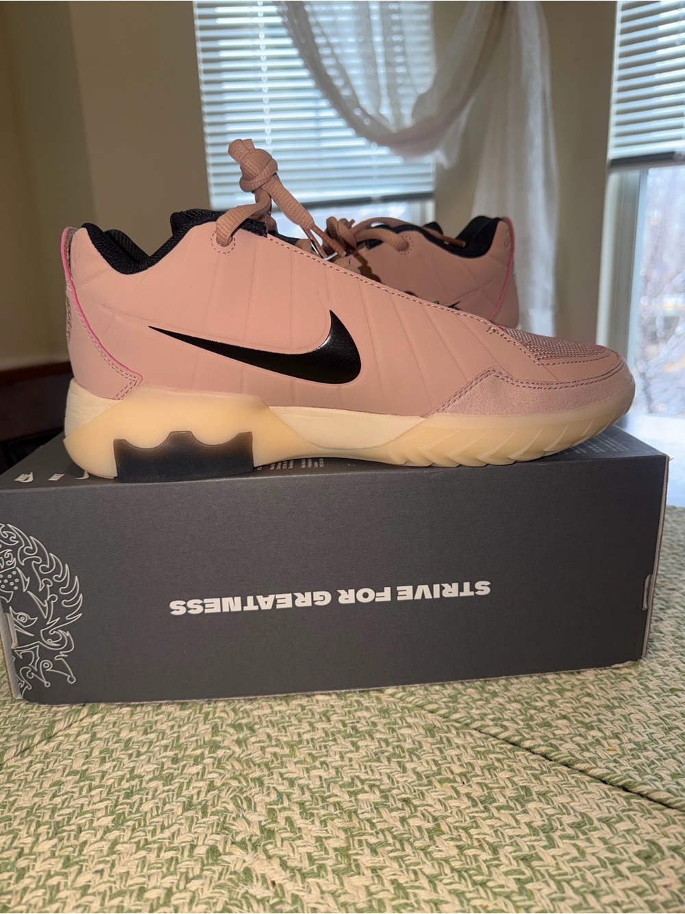 Nike LeBron Witness 9 men’s sneakers size 8.5 new/box without lid!